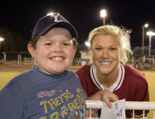  Alabama Crimson Tide softball player poses with young fan 