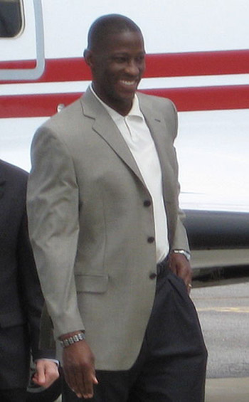 Anthony Grant arriving in Tuscaloosa, Alabama to a crowd of Crimson Tide fans.