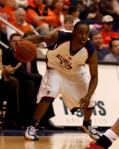  Auburn basketball player looks to juke defender 