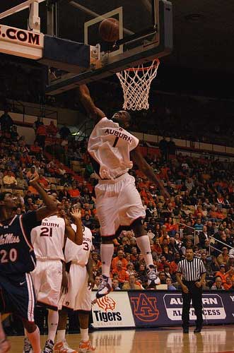 Auburn basketball layup off the glass