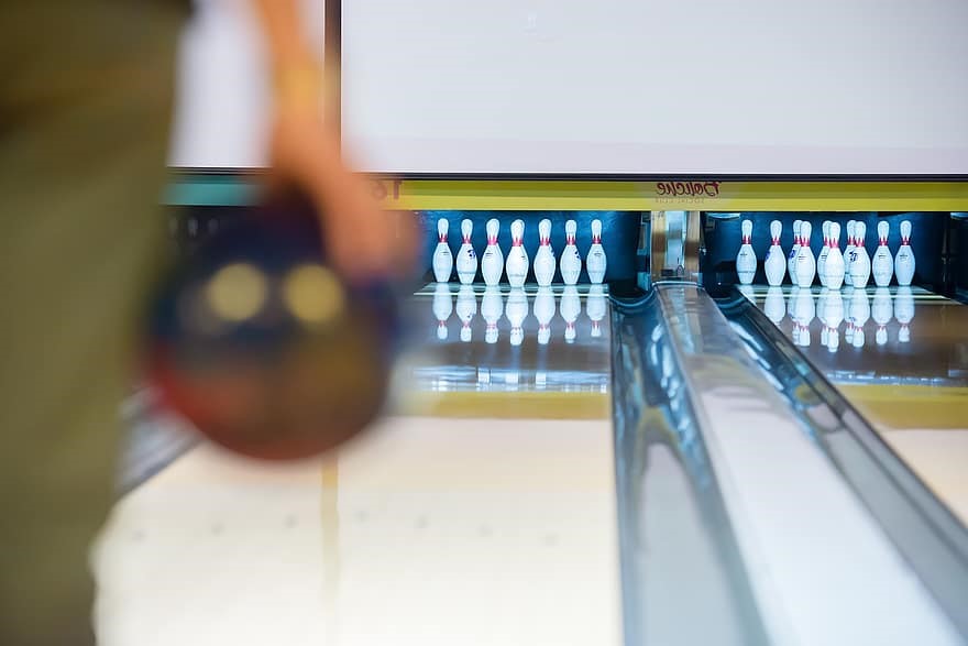 How to Choose a Quality Ball - What to Do While in a Bowling Alley