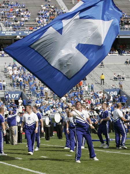 Kentucky's male cheerleader lead cheers before football game