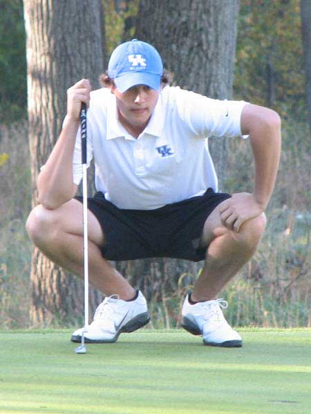  UK golfer eyes putt 