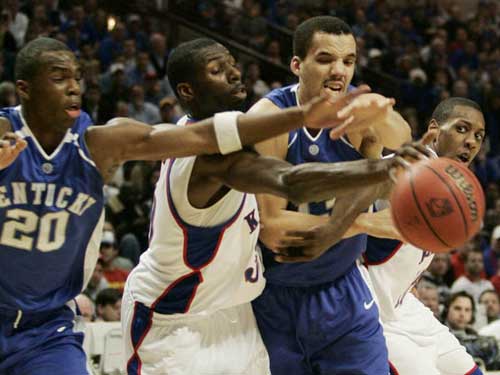  Kentucky B-ball players fight for the ball 