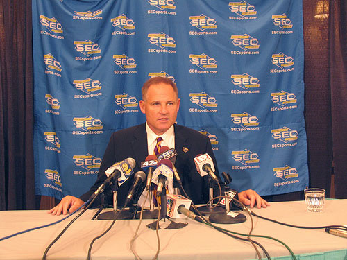  LSU football coach Les Miles at press conference. 
.