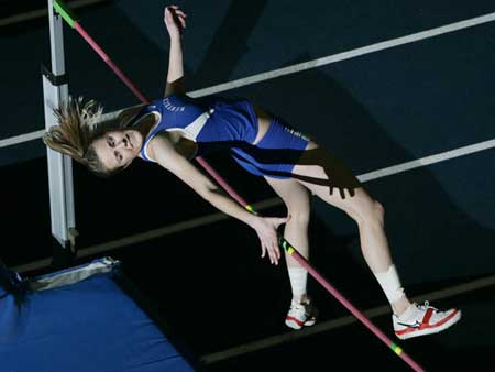  Wildcat vaults the pole 