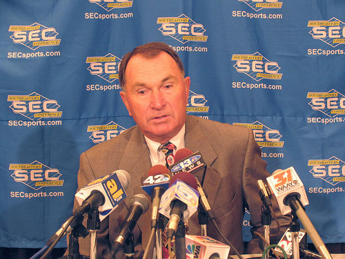  Kentucky football coach Rich Brooks at press conference. 
.