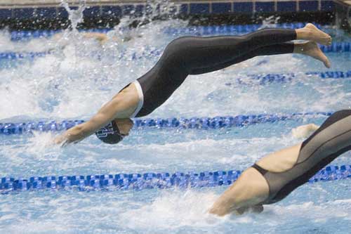  Kentucky swimmer dives into water 