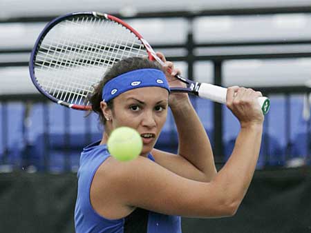 Kentucky women's tennis player focuses on ball 