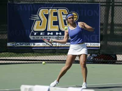  kentucky womens tennis player hits forehand 