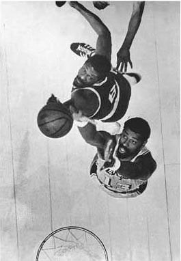  Wilt Chamberlain and Bill Russel battle for rebound in 1972.